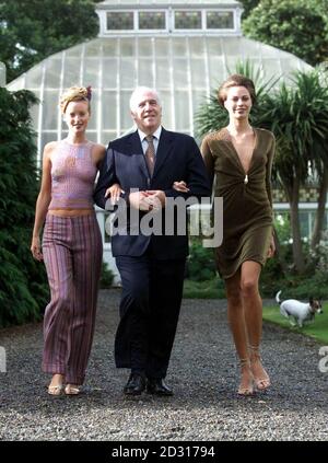 L'ambassadeur britannique en Irlande Sir Ivor Roberts, avec les modèles Jill Goldthorpe et Kelly O'Bryne (L), lors d'un appel photo, pour promouvoir le premier défilé de mode jamais organisé à sa résidence de Dublin en aide à Angels Quest et au Fonds Omagh.*le spectacle sera présenté par Brown Thomas, avec les tenues des nouvelles collections internationales automne/hiver. Banque D'Images