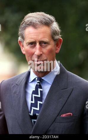 Le Prince de Galles dans les jardins de sa maison Highgrove, près de Tetbury dans Gloucestershire. Son fils William a révélé qu'il se joindra à une expédition en Amérique du Sud à la prochaine étape de son année GAP, passant 10 semaines avec une expédition internationale à Raleigh. * au Chili. Il se rendra dans certaines des parties les plus éloignées de la Patagonie et travaillera avec 110 autres jeunes volontaires sur des projets environnementaux et communautaires tels que l'amélioration des bâtiments locaux et la construction de passerelles . Banque D'Images