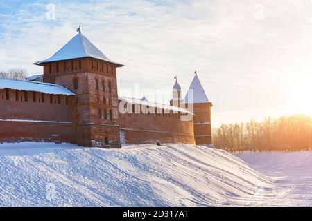 Novgorod Kremlin en hiver froid jour neigeux à Veliky Novgorod, Russie. Paysage d'hiver de Novgorod le Grand. Banque D'Images