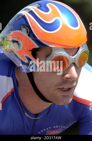 Le cycliste de Grande-Bretagne David Millar est en action pendant le procès individuel des hommes aux Jeux Olympiques, au Moore Park à Sydney, en Australie. 02/07/2004 David Millar, l'un des meilleurs espoirs de la Grande-Bretagne pour une médaille à Athènes, qui s'est retiré vendredi 2 juillet 2004 des Jeux Olympiques à la suite d'une admission de la prise de drogue qui soulève des questions sur l'efficacité des tests pour l'EPO. Le champion du monde de l'épreuve du temps s'est retiré de l'équipe d'Athènes après avoir confessée de prendre l'hormone interdite, qui augmente la capacité du sang à transporter de l'oxygène, sur trois périodes d'une semaine, une fois en 2001 et deux fois en 2003. Banque D'Images