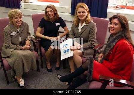 La duchesse de York (troisième en partant de la gauche) lors d'une conférence de presse à l'hôpital St. Mary's de Manchester, pour lancer un appel d'un million de personnes pour un nouveau centre de recherche qui s'penchera sur la prévention des problèmes pendant les grossesses. *elle est photographiée avec (de G-D) Laura leader, Lesley Wardle et Sharon Clarke qui ont tous donné naissance à des bébés prématurément. Banque D'Images
