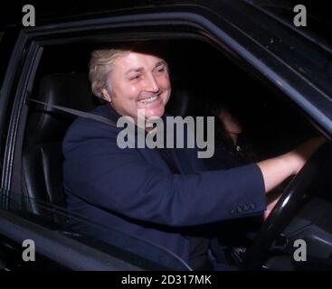 Le couturier David Emanuel s'éloigne de l'hôtel Marriott, à Swansea, dans sa voiture après une rencontre avec l'actrice Catherine Zeta Jones. Banque D'Images