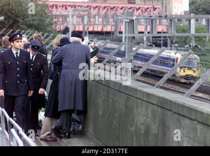 Strictement pour une utilisation éditoriale dans le contexte de l'histoire, aucune utilisation satirique ou humoristique.La famille et les amis se rassemblent à Ladbroke grove et surplombent le site de l'accident du train de Paddington.Un service est en cours sur 8.11 avec des parents des 31 victimes de l'accident.*... exactement un an après la grande catastrophe ferroviaire de l'Ouest. Banque D'Images