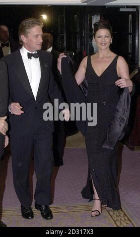 L'actrice Catherine Zeta Jones et son fiancé, l'acteur américain Michael Douglas arrivant à l'Hôtel Savoy, à Londres, pour le bal inaugural du Centre international pour les enfants disparus et exploités. * 22/11/00: Showbiz étoiles qui vendent leurs histoires à des magazines glacés pourraient avoir un trouble mental, a affirmé un psychologue clinique de premier plan. Oliver James, le film rétractable à la télévision qui avait autrefois fait pleurer le ministre Peter Mandelson lors d'une interview télévisée, a déclaré que certaines célébrités devaient constamment réaffirmer leur notoriété. Ses commentaires viennent quelques jours seulement après la beauté galloise Catherine Zeta Jones et Hollywood su Banque D'Images