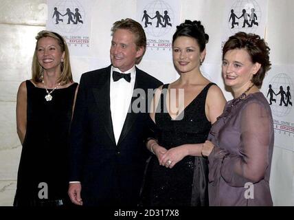 De gauche à droite : Lady Meyer, cofondatrice du Centre international pour les enfants disparus et exploités, l'acteur américain Michael Douglas et sa fiancée, l'actrice Catherine Zeta Jones, et Cherie Blair lors du lancement du bal inaugural de l'organisme de bienfaisance, à l'hôtel Savoy. * ...in Londres. Banque D'Images