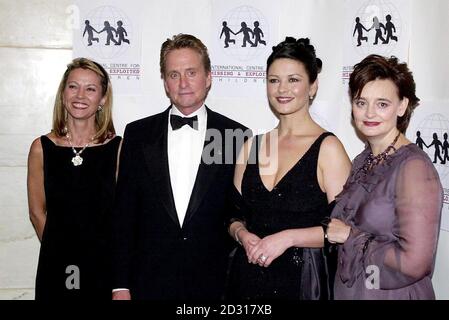 De gauche à droite : Lady Meyer, cofondatrice du Centre international pour les enfants disparus et exploités, l'acteur américain Michael Douglas et sa fiancée, l'actrice Catherine Zeta Jones et Cherie Booth lors du lancement du bal inaugural de l'organisme de bienfaisance, à l'hôtel Savoy. * ...in Londres. Banque D'Images