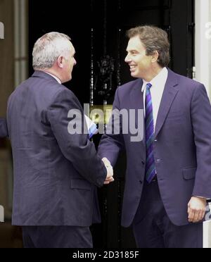 Le Premier ministre Tony Blair (R) salue le Premier ministre irlandais Bertie Ahern devant le 10 Downing Street, à Londres, avant leur réunion pour évaluer la menace envers le leader unioniste d'Ulster, David Trimble, de la part des partisans de la ligne dure de son propre parti. * ...qui pourrait plonger tout le processus de paix dans une crise profonde. Banque D'Images