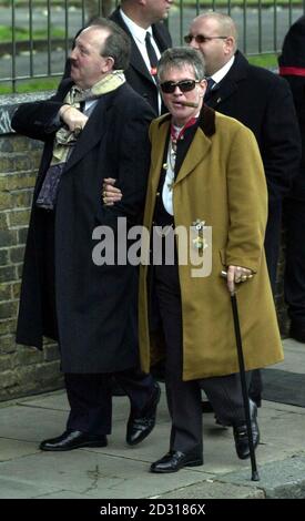 Des bourneurs aux funérailles de Reggie Kray, à Bethnal Green, Londres. Le meurtrier des gangland est décédé un mois après avoir été libéré d'une peine de prison à vie pour raisons de compassion et 10 jours après avoir quitté l'hôpital de Norfolk & Norwich. * après un service à l'église St Matthieu, Tower Hamlets, il sera enterré dans la parcelle familiale au cimetière de Chingford Mount, aux côtés de son frère Ronnie et Charlie. Le gang des Krays, l'entreprise, avait une emprise de style mafia sur l'East End de Londres dans les années 1960. Banque D'Images