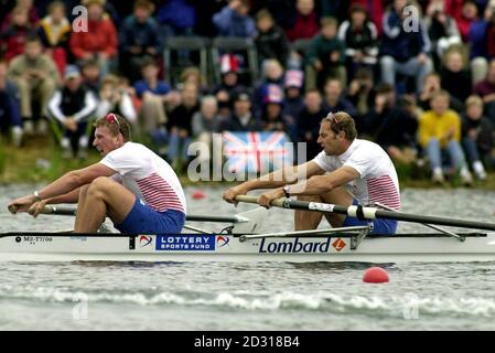 Steve Redgrave (R) et Matthew Pinsent se disputant les paires de hommes dans le Grand Prix d'aviron de Supersprint à la nouvelle arène internationale d'aviron à Downey, près de Slough, Berkshire. Banque D'Images