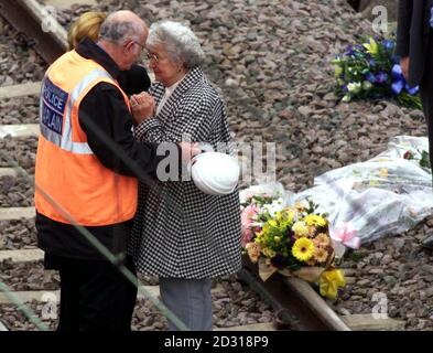 Des parents de certains de ceux qui sont morts dans l'accident de train de Hatfield visitent la scène dans le Hertfordshire. Les chefs de la sécurité ferroviaire ont averti que des tronçons de voie seraient fermés s'ils pensent que les passagers sont en danger après l'accident de Hatfield. * le responsable de la santé et de la sécurité souligne également qu'il a le pouvoir d'intenter des poursuites s'il constate qu'il y a eu des violations de la réglementation ou de la négligence. Ces avertissements viennent du fait que la HSE publie un rapport provisoire indiquant qu'un rail cassé est la cause probable du déraillement express qui a coûté la vie à quatre personnes. Banque D'Images