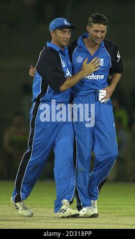 Le skipper d'Angleterre Nasser Hussain (L) félicite Paul Grayson d'avoir pris le cricket de Yasser Arafat, qui a été pris par Hussain pour 8 courses dans leur match de cricket amical contre le XI du gouverneur, au stade national de Karachi, au Pakistan. Banque D'Images