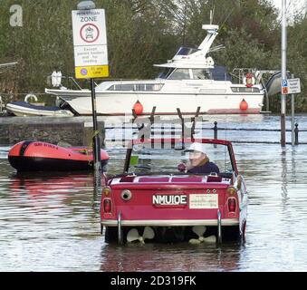 Dave Chapman passe devant les cygnes alors qu'il essaie son Amphicar 1967 dans une route inondée à Upton sur Severn. Le vice-premier ministre John Prescott a rencontré des travailleurs clés de la défense contre les inondations dans la base de Tewkesbury de l'Agence de l'environnement. * ...où il a été informé pendant 40 minutes sur les systèmes en place pour faire face à la crise imminente. Il a rencontré une équipe qui se préparait à des inondations de la rivière Severn pour atteindre Tewkesbury, Glos. Banque D'Images