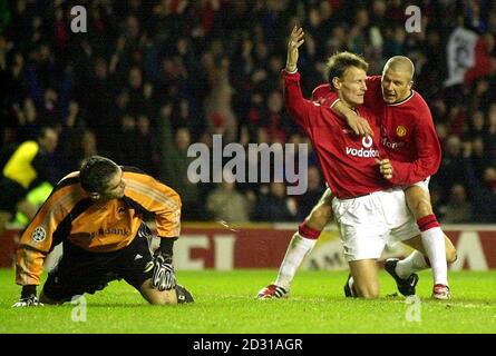 Teddy Sheringham, de Manchester United, célèbre avec son coéquipier David Beckham (à droite), qui a joué contre Panathinaikos lors de la deuxième phase de sa Ligue des champions de l'UEFA, lors du match de football du groupe A à Old Trafford. Banque D'Images