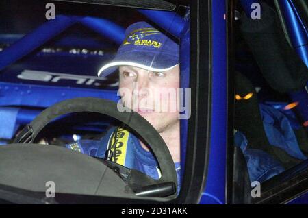 Richard Burns au volant de son Subaru Impreza WRC 2000 instants avant le début du Network Q Rally Grande-Bretagne à Cardiff. Banque D'Images