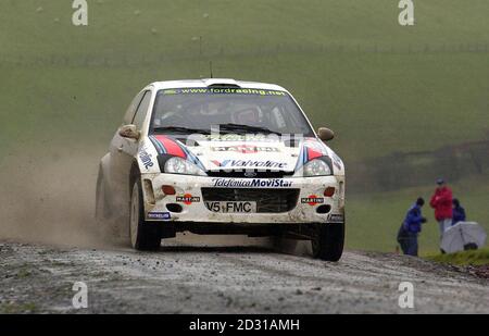 Colin McRae dans son Ford Focus sur la mi-parcours (SS6) du Network Q Rally de Grande-Bretagne. Banque D'Images