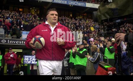 Jason Leonard, de l'Angleterre, remporte sa 86e casquette pour battre le record de Rory Underwood en tant que joueur d'Angleterre le plus coiffé de tous les temps à Twickenham, Londres. L'Angleterre joue l'Argentine dans un match international. * 6/11/01: Leonard a été axié par l'entraîneur Clive Woodward pour le match contre l'Australie à Twickenham. Banque D'Images