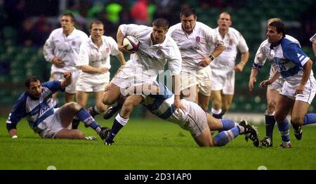 Ben Cohen, en Angleterre, tente de briser la défense Argentine, pendant le rugby international à Twickenham. Banque D'Images