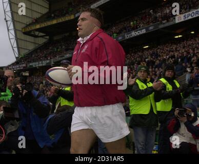 Jason Leonard, de l'Angleterre, remporte sa 86e casquette pour battre le record de Rory Underwood en tant que joueur d'Angleterre le plus coiffé de tous les temps à Twickenham, Londres. L'Angleterre joue l'Argentine dans un match international. Banque D'Images