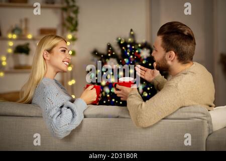 Couple amoureux passer Noël ensemble à la maison Banque D'Images