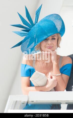 La chanteuse Katherine Jenkins regarde depuis le stand lors de la Journée du Derby Investec du Festival du Derby Investec à l'hippodrome d'Epsom. Banque D'Images