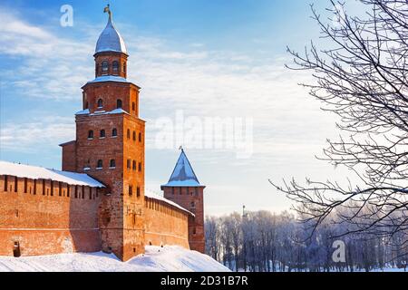 Novgorod Kremlin en hiver froid jour neigeux à Veliky Novgorod, Russie. Paysage d'hiver de Novgorod le Grand. Banque D'Images