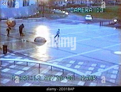 Image vidéo de la caméra de surveillance TV en circuit fermé vidéo diffusée par la police enquêtant sur l'assassinat de Damilola Taylor (au centre), 10 ans, à Peckham, dans le sud-est de Londres.* il le montre sur son dernier voyage à la bibliothèque de Cronin Street où Damilola a été vu par un témoin et à Hordle Promenade West et Blakes Road où il a été trouvé mourir. Banque D'Images