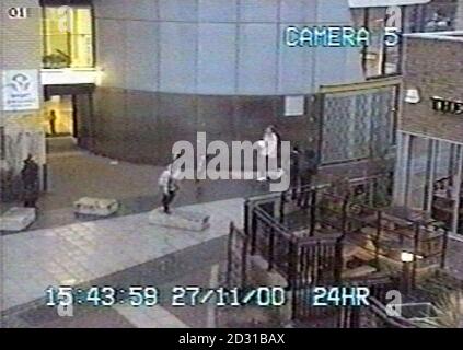 Image vidéo de la caméra de surveillance tv en circuit fermé vidéo diffusée par la police enquêtant sur l'assassinat de Damilola Taylor (au centre à gauche), à Peckham, dans le sud-est de Londres, âgé de 10 ans.* il le montre sur son dernier voyage à la bibliothèque de Cronin Street où Damilola a été vu par un témoin et à Hordle Promenade West et Blakes Road où il a été trouvé mourir.31/1/02: Les jurés du procès de quatre garçons accusés de son meurtre ont été présentés aux images pendant l'audience à Old Bailey.Il montre Damilola lors de son dernier voyage à la bibliothèque de Cronin Street.25/04/02 deux frères de 16 ans étaient à Banque D'Images