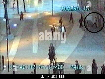 Image vidéo de la caméra de surveillance tv en circuit fermé vidéo diffusée par la police enquêtant sur l'assassinat à Peckham, se Londres, de Damilola Taylor, 10 ans (en haut à droite, blouson de couleur claire). * il le montre sur son dernier voyage à la bibliothèque de Cronin Street où Damilola a été vu par un témoin et à Hordle Promenade West et Blakes Road où il a été trouvé mourir. Banque D'Images