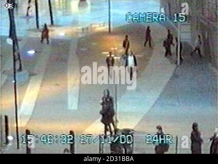 Image vidéo de la caméra de surveillance tv en circuit fermé vidéo diffusée par la police enquêtant sur l'assassinat à Peckham, se Londres, de Damilola Taylor, 10 ans (en haut à droite, blouson de couleur claire).* il le montre sur son dernier voyage à la bibliothèque de Cronin Street où Damilola a été vu par un témoin et à Hordle Promenade West et Blakes Road où il a été trouvé mourir. Banque D'Images