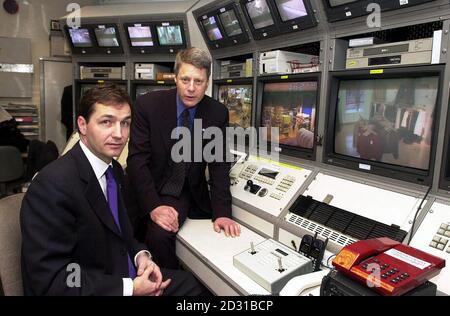 Nick Ross (R), présentateur de télévision, et la fiancée de Jill Dando, Alan Farthing, dans la salle des crimes de Marks and Spencer's, sur Oxford Street, Londres, leur visite a marqué l'augmentation de 203,000 par le magasin pour l'appel de Dando par les clients donnant des dons en échange de badges. Banque D'Images