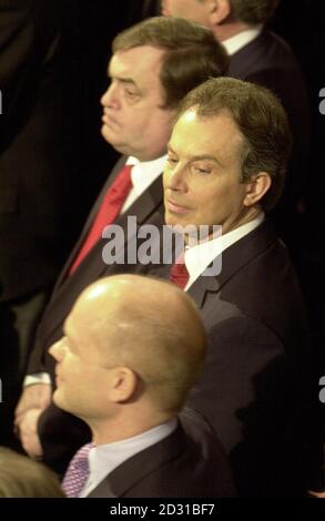 Le Premier ministre britannique Tony Blair (au centre) avec le vice-premier ministre John Prescott (en haut) et le chef de l'opposition William Hague (en bas), à la Chambre des Lords pour écouter le discours de la Reine lors de l'ouverture du Parlement. Banque D'Images