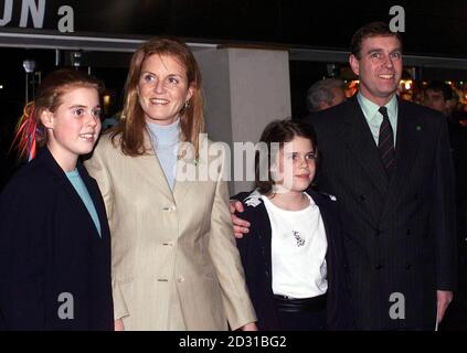 Le duc et la duchesse de York avec leurs deux enfants Princesses Beatrice (à gauche) et Eugénie, arrivant pour la première européenne des '102 Dalitss' au cinéma Odeon, à Leicester Square, Londres. Banque D'Images