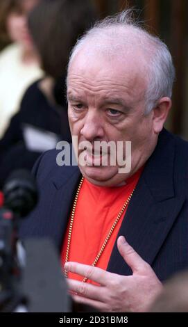 L'évêque Michael Reid parle aux médias à l'extérieur de l'église pentecôtiste de Peniel, à Brentwood, dans l'Essex. Martin Bell, ancien correspondant de guerre de la BBC et député de Tatton, a annoncé qu'il allait se présenter comme indépendant lors des prochaines élections générales. * pour le siège conservateur de Brentwood et Ongar. Sa décision fait suite à une approche de certains conservateurs locaux qui ont exprimé leur inquiétude quant à l'infiltration de l'association de circonscription par quelque 200 membres de l'Église. Un certain nombre de membres du parti évincé, qui ont formé un groupe conservateur indépendant, ont par la suite contacté M. Bell pour exprimer sa préoccupation à abo Banque D'Images