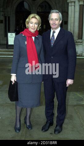 Ancien député de Tatton Neil Hamilton devant la Cour d'appel, avec sa femme Christine.La "grossière invraisemblable" du comportement de Mohamed Al Fayed au moment de son encaissement écrasant pour des questions de défaite de diffamation suffisait à invalider le procès, a-t-on appris à la Cour d'appel....L'ancien député et sa femme étaient en cour pour entendre leur QC, Anthony Boswood a commencé une tentative d'une semaine pour annuler le verdict du jury qui a conclu à une audience violente de cinq semaines il y a un an.M. Hamilton avait intenté des poursuites suite à des réclamations de M. Al Fayed dans le cadre d'un programme Channel 4 Dispatches de janvier 1997 qu'il avait demandé et par corruption Banque D'Images