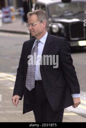 L'ancien vice-président du parti conservateur Lord Archer arrivant au Old Bailey à Londres pour faire face à cinq chefs d'accusation, deux de parjure, deux de pervertir le cours de la justice et un de l'utilisation d'un faux instrument, Concernant les journaux utilisés dans son procès en diffamation contre le Daily Star en 1987. *...UNE date devait être fixée pour le procès lors de la brève audience devant le juge Michael Hyam, le premier tribunal de Londres. Banque D'Images