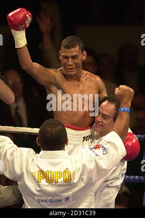 Acelino Freitas, champion du monde de super-Featherweight du Brésil, célèbre après avoir battu le Challenger Daniel Alicea, de Porto Rico, lors du premier tour de son combat de titre de boxe de super-Featherweight du WBO à Sheffield Arena, à Sheffield. Banque D'Images