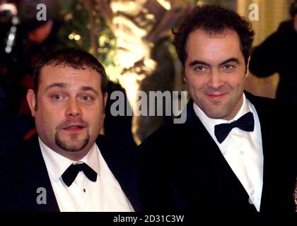 Les acteurs James Nesbitt (à droite) et John Thomson, qui sont tous deux les deux vedettes de Cold Feet d'ITV, arrivant à la présentation des British Comedy Awards 2000, à Londres. Banque D'Images