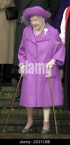 La Reine mère après elle et la famille royale ont assisté à un service religieux du dimanche à l'église Sainte-Marie-Madeleine à Sandringham, Norfolk. La Reine mère a bravé la pluie pour assister à l'église sur sa première apparition publique depuis la rupture de son collier d'os. Banque D'Images