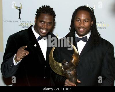 Lennox Lewis, champion du monde de boxe à fort grammage (à droite) avec Audley Harrison, médaillée d'or à fort grammage olympique, après que Lewis ait remporté le combat Sport Award, aux World Sports Awards 2000 au Royal Albert Hall de Londres. Banque D'Images