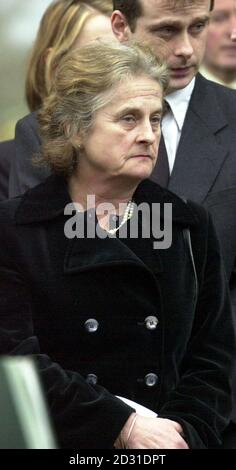 La veuve Lady Teresa Waugh suit le cercueil après les funérailles de son époux écrivain Auberon Waugh à l'église Sainte Marie la Vierge, évêques Lydeard, Somerset. M. Waugh est décédé subitement dans son sommeil à sa maison il y a une semaine, à l'âge de 61 ans. Banque D'Images