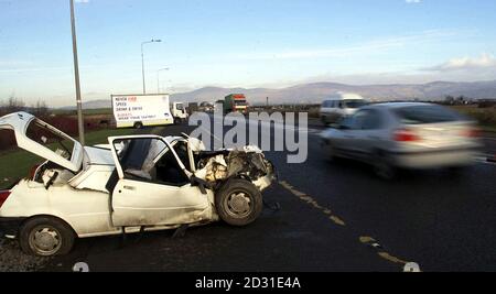 La police irlandaise affiche un certain nombre de voitures en collision le long de la route principale de Dublin à Belfast à Dundalk. Tous les véhicules ont été impliqués dans de graves accidents de la circulation. * le but de cet exercice d'une journée est de ramener visiblement à la maison aux automobilistes la vulnérabilité des voitures à moteur lorsqu'elles sont impliquées dans un accident. L'année dernière, 415 personnes ont été tuées sur les routes irlandaises. Banque D'Images