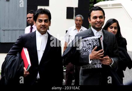 Poursuite l'avocat Mehdi Manrakhan (à gauche) arrive à la Cour suprême de Port Louis, Maurice, lors du procès de Sandip Moneea et Avinash Treebhoowoon, accusés du meurtre de la citoyenne irlandaise Michaela McMcReavey qui a été assassinée pendant sa lune de miel il y a un an. Banque D'Images