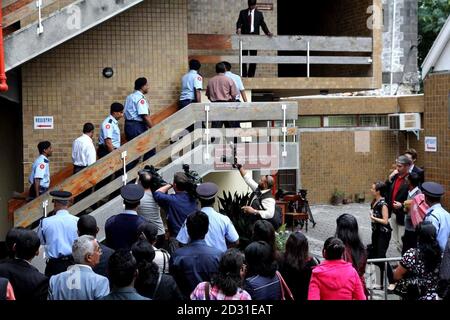 Avinash Treebhoowon et Sandip Moneea sont conduits à la Cour suprême de Port Louis, Maurice, pendant le procès de Sandip Moneea et Avinash Treebhoowoon, accusés du meurtre de la citoyenne irlandaise Michaela McReavey, assassinée pendant sa lune de miel il y a un an. Banque D'Images