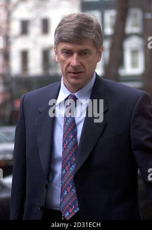 CETTE IMAGE NE PEUT ÊTRE UTILISÉE QUE DANS LE CONTEXTE D'UNE FONCTION ÉDITORIALE. AUCUNE UTILISATION DE SITE WEB/INTERNET À MOINS QUE LE SITE NE SOIT ENREGISTRÉ AUPRÈS DE L'ASSOCIATION DE FOOTBALL PREMIER LEAGUE. Arsenal Boss Arsene Wenger arrive dans un tribunal de la FA dans le centre de Londres où il apprendra s'il est en mesure de coacher Arsenal depuis la ligne de contact lors du match de ce week-end à Coventry alors qu'il combat son interdiction de l'Association de football. La nouvelle audience au cours de laquelle le patron d'Arsenal conteste une interdiction de toucher de 12 matchs et une amende élevée doit se poursuivre après qu'il n'y ait pas eu assez de temps pour entendre la preuve du Français hier. Banque D'Images