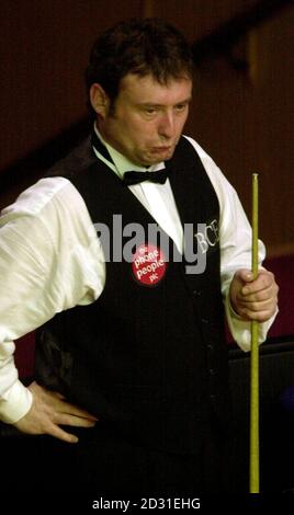 Réaction de Jimmy White en Angleterre lors de son premier tour du tournoi Benson and Hedges Masters Snooker contre Joe Swail en Irlande du Nord au centre de conférence Wembley. Banque D'Images