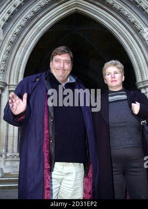 Le vendeur d'aliments pour pigeons de Trafalgar Square Bernard Rayner et sa femme Paula quittent la High court à Londres où il a réglé sa bataille de High court contre le maire de Londres Ken Livingstone pour le droit légal de continuer à nourrir les oiseaux. * M. Rayner se battait pour échapper du terrain dans le célèbre lieu touristique de la capitale qui a été occupé par sa famille pendant plus d'un demi-siècle. Mais, par une surprise, le juge devant entendre l'affaire, le juge Hooper, a été informé qu'il était maintenant prêt à cesser les échanges à partir d'aujourd'hui et qu'il sera payé "une somme convenue". Banque D'Images