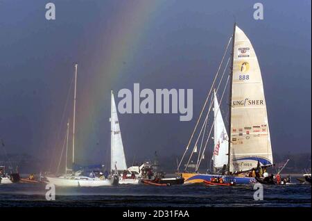 Yachtswoman Ellen MacArthur arrive en Angleterre après sa fin record dans la course Vendee Globe. L'enfant de 24 ans de Derbyshire est devenu la plus jeune personne et la plus rapide femme à parcourir le monde d'une seule main. * Ellen a navigué dans le Solent après le phare des aiguilles dans Southampton Water, arrivant à Ocean Village Marina Southampton. Banque D'Images