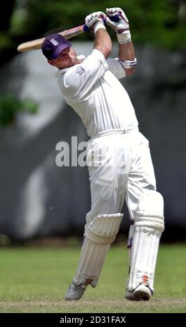 Le capitaine d'Angleterre Nasser Hussain conduit et est pris pour 7 courses, pendant les présidents de conseil XI au terrain de cricket du club sportif de Matara, Matara, Sri Lanka. Banque D'Images