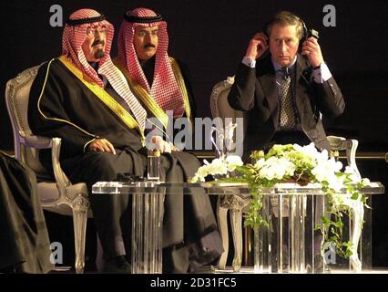 Le Prince de Galles, met des écouteurs sur lui quand il arrive pour s'asseoir avec le prince héritier HRH Abdullah bin Abdul Aziz, (à gauche) de l'Arabie Saoudite (et traducteur), au Centre Al-Faisaliah, Riyad, Arabie Saoudite.*...le Prince de Galles assistait à la cérémonie de remise du Prix international du Roi Fayçal 2001 pour les arts et les sciences, à Riyad, le premier jour d'une visite de trois jours en Arabie Saoudite. Banque D'Images