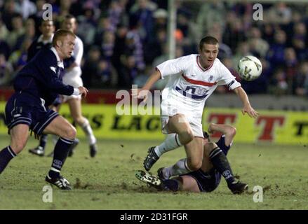 Le capitaine des Rangers Barry Ferguson (au centre) tente de s'éloigner de Steven Ferguson (au sol) du comté de Ross et de Darren Henderson (à gauche) lors du quatrième match de la coupe de l'équipe de football britannique écossaise Tennents au parc Victoria, à Dingwall. Banque D'Images